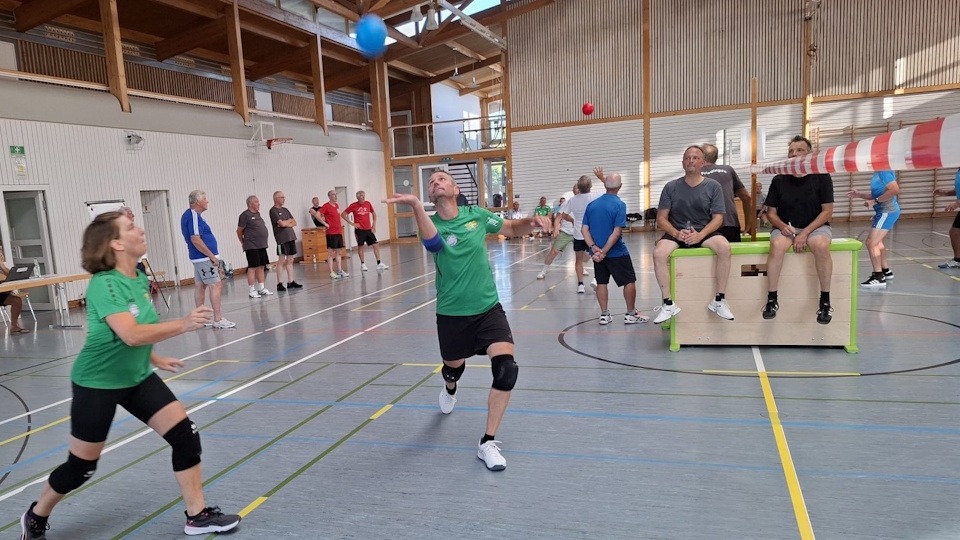 Favoritensiege beim 2. Spieltag der Einhandvolleyball-Spielrunde 2025 in Wald