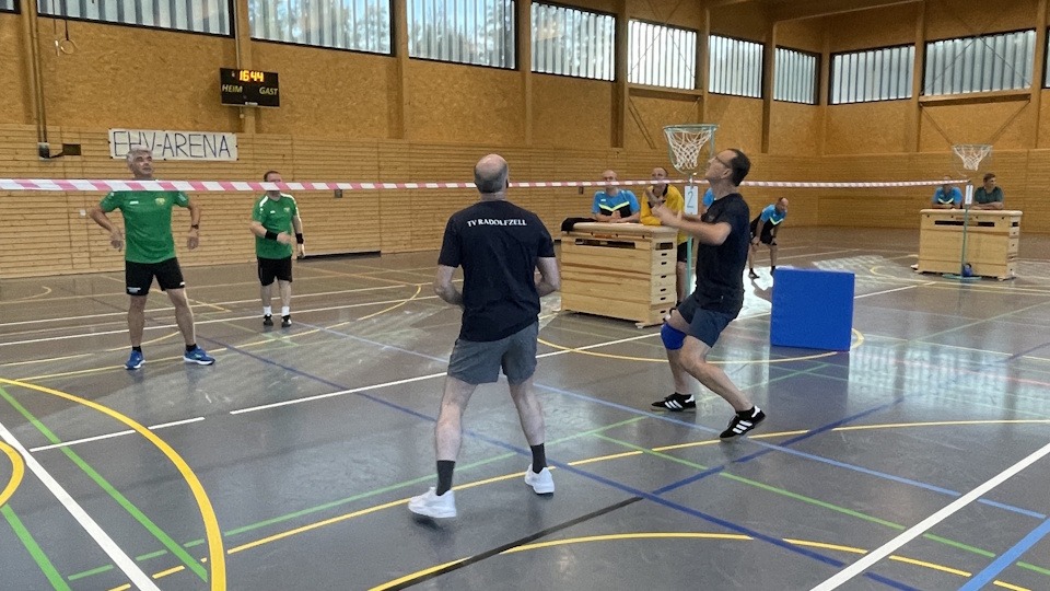 Finalrunde Einhandvolleyball und Boule in Moos